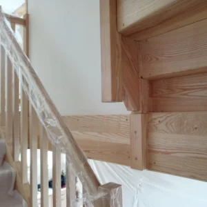 Architecture d'intérieur cage d'escalier sur-mesure, escalier en frêne et garde-corps de palier en BA13