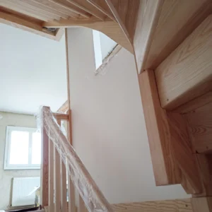 Architecture d'intérieur cage d'escalier sur-mesure, escalier en frêne et garde-corps de palier en BA13