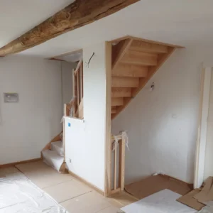 Architecture d'intérieur cage d'escalier sur-mesure, escalier en frêne et garde-corps de palier en BA13
