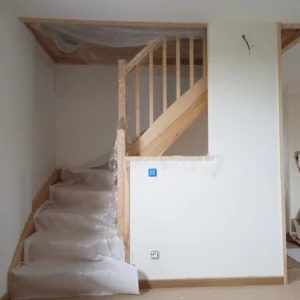 Architecture d'intérieur cage d'escalier sur-mesure, escalier en frêne et garde-corps de palier en BA13