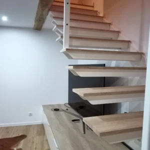 architecte d'intérieur escalier suspendu métal laqué et bois