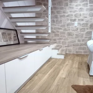 architecte d'intérieur escalier suspendu métal et bois avec meuble banc