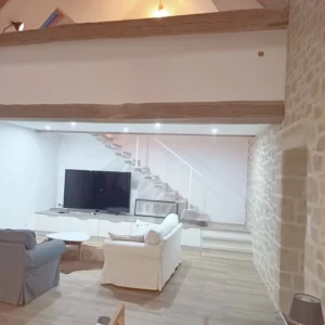 architecte d'intérieur escalier suspendu métal et bois avec meuble TV